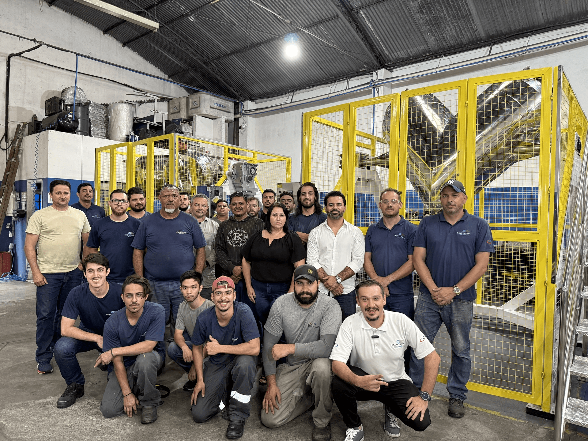 Equipe na fábrica Ekontech